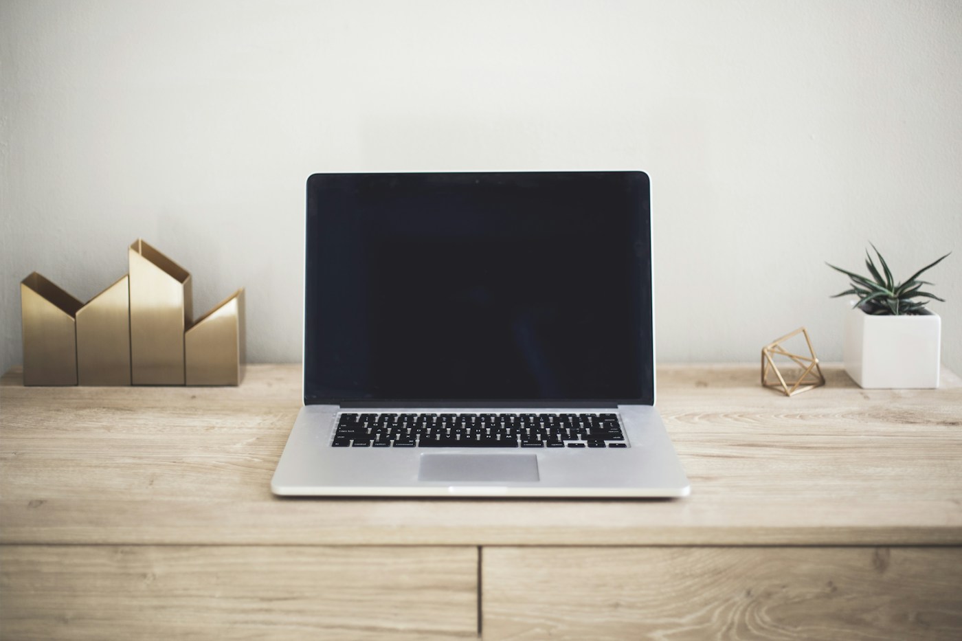 Een laptop op een rustig ingerichte werkplek thuis